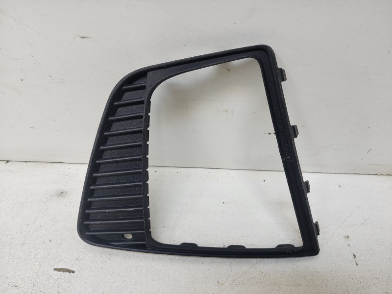 Рамка противотуманной фары правой