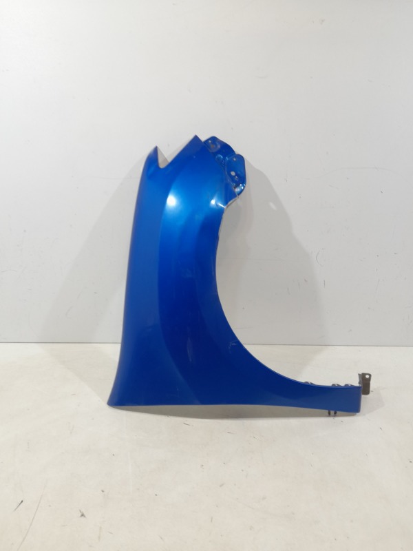 Крыло переднее правое