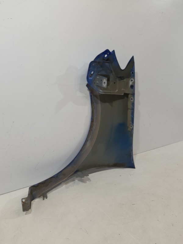 Крыло переднее правое