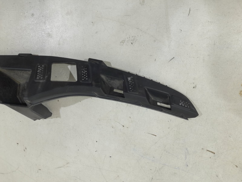 Кронштейн переднего бампера правый