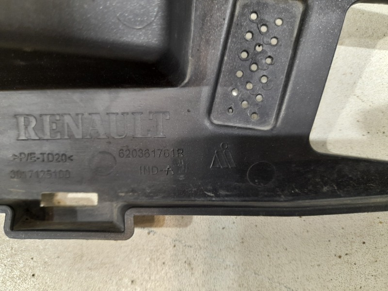 Кронштейн переднего бампера правый