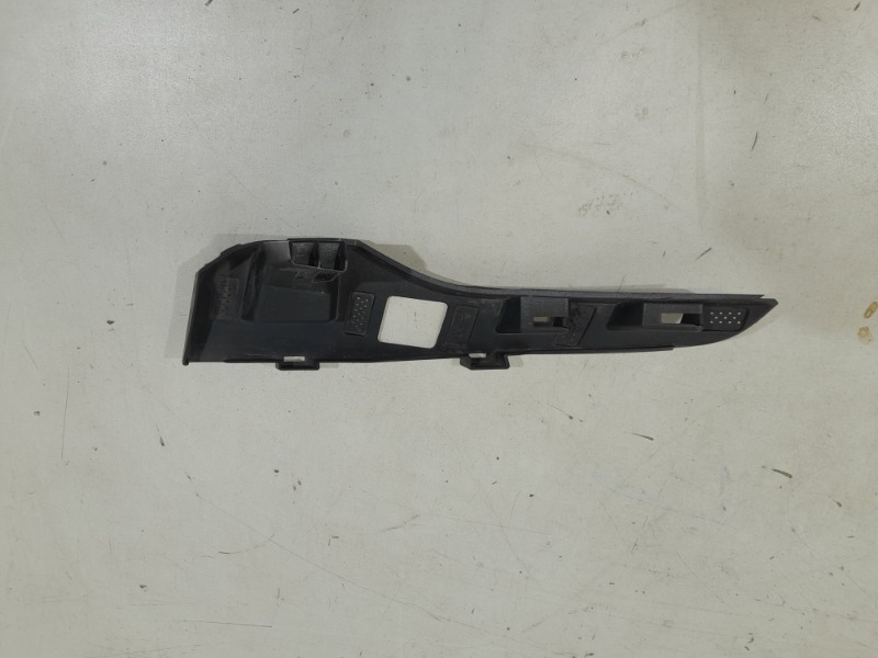 Кронштейн переднего бампера правый