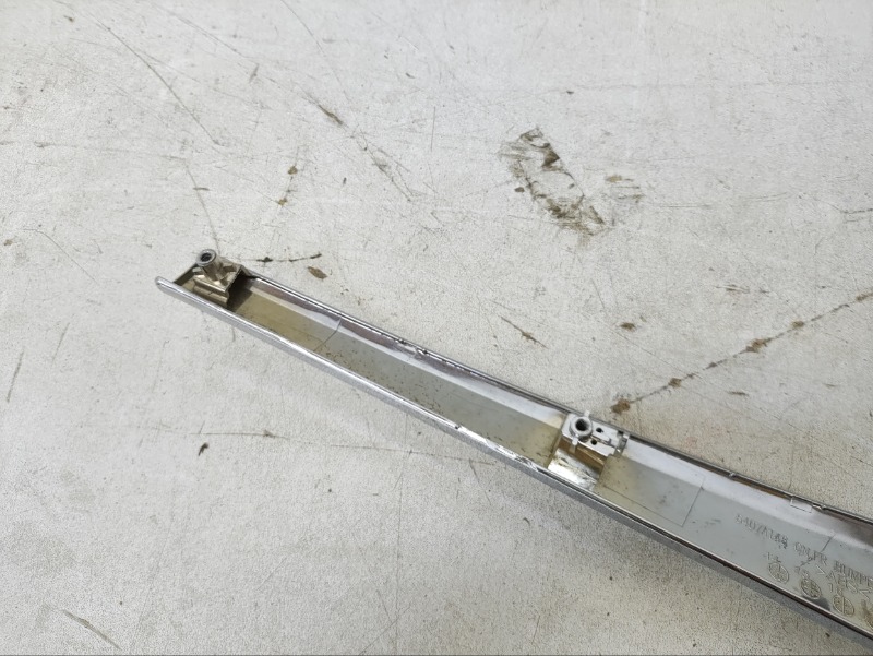 Молдинг переднего бампера правый