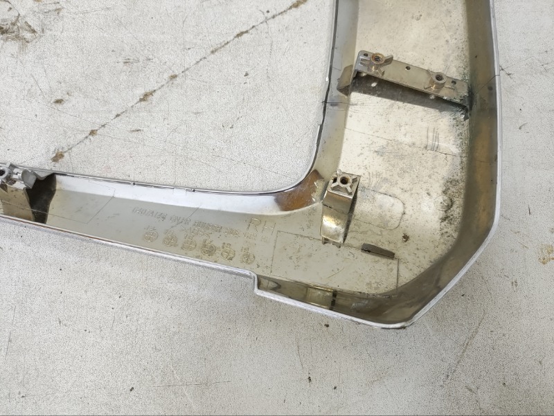 Молдинг переднего бампера правый