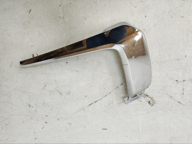 Молдинг переднего бампера правый