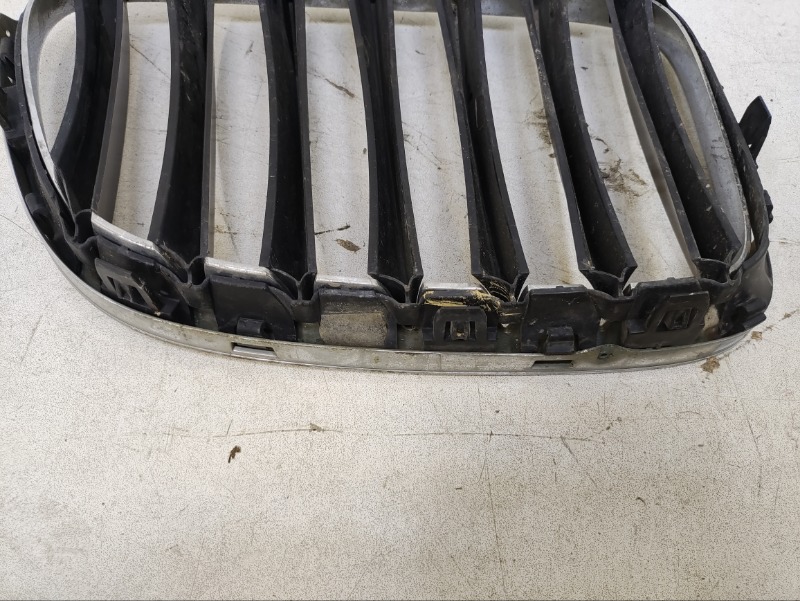 Решетка радиатора левая