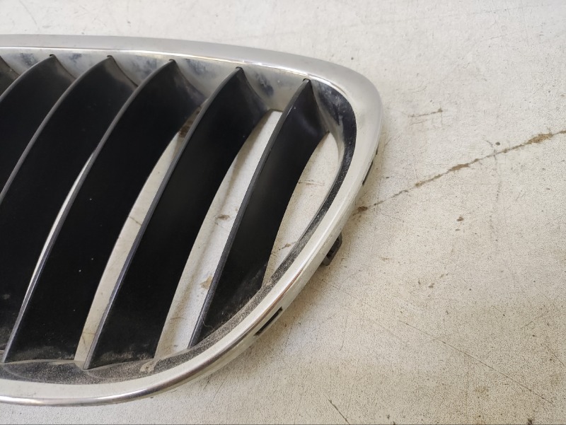 Решетка радиатора левая