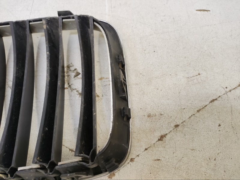 Решетка радиатора левая