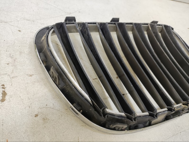 Решетка радиатора левая