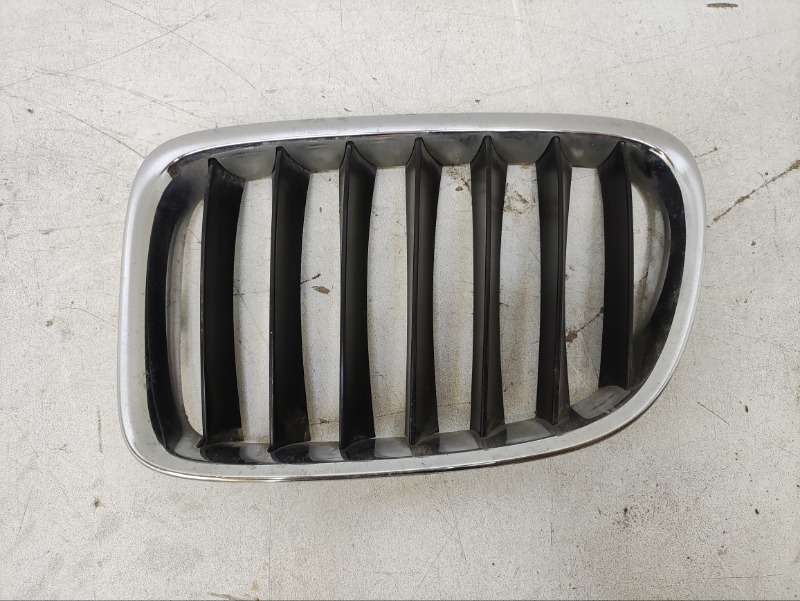 Решетка радиатора левая