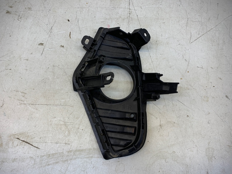 Рамка противотуманной фары правой