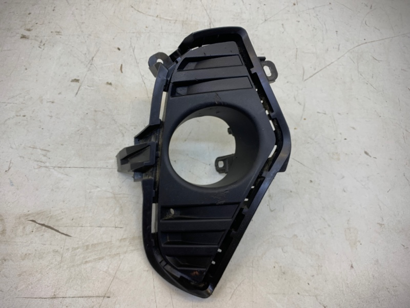 Рамка противотуманной фары правой