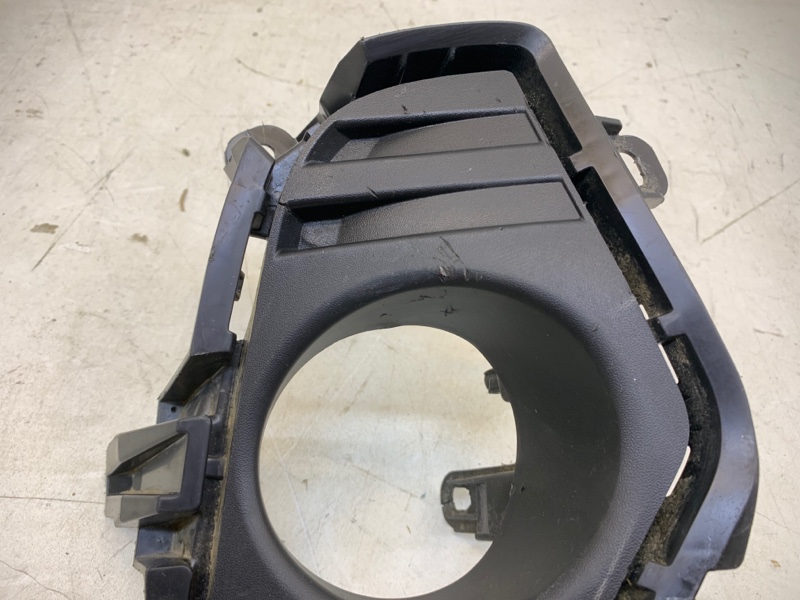 Рамка противотуманной фары правой