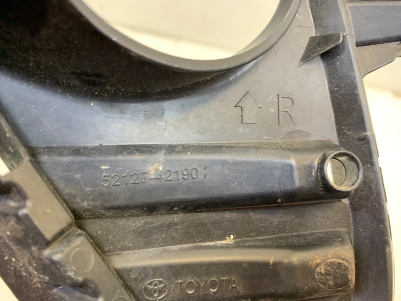 Рамка противотуманной фары правой