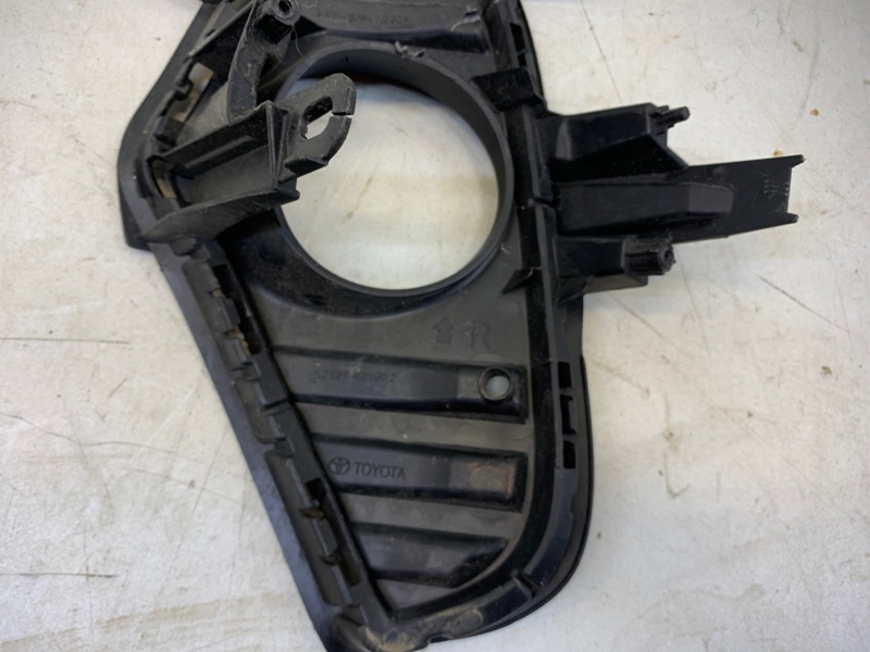 Рамка противотуманной фары правой