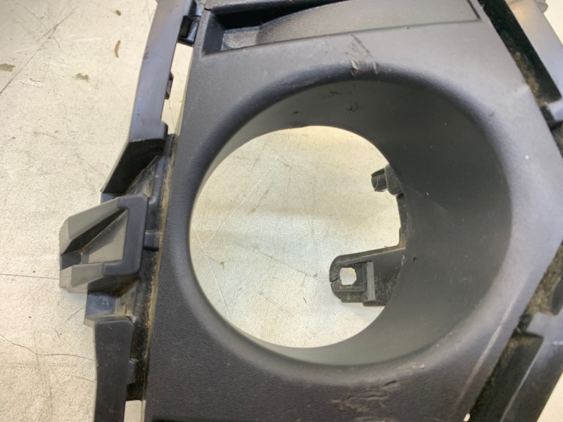 Рамка противотуманной фары правой