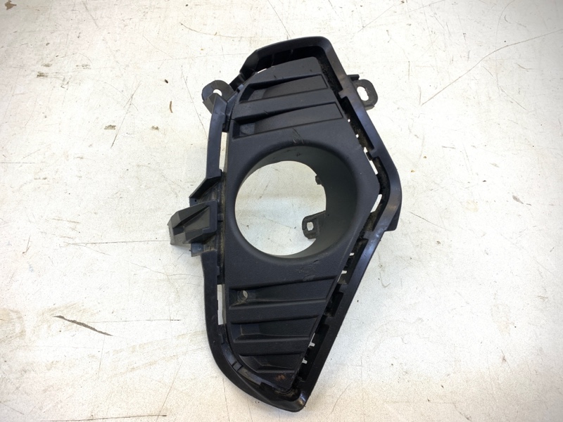 Рамка противотуманной фары правой