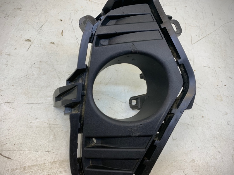 Рамка противотуманной фары правой