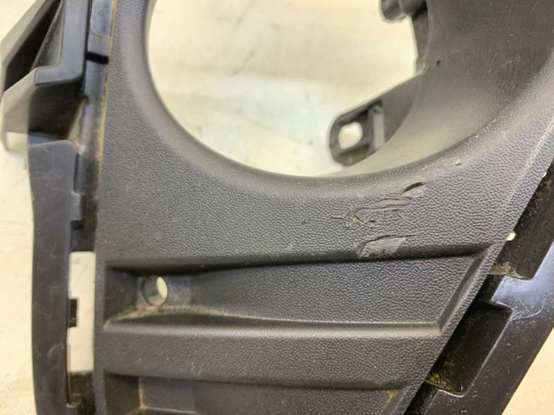 Рамка противотуманной фары правой