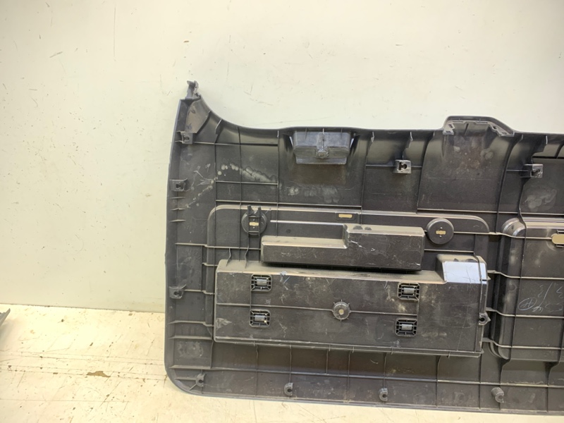 Обшивка крышки багажника