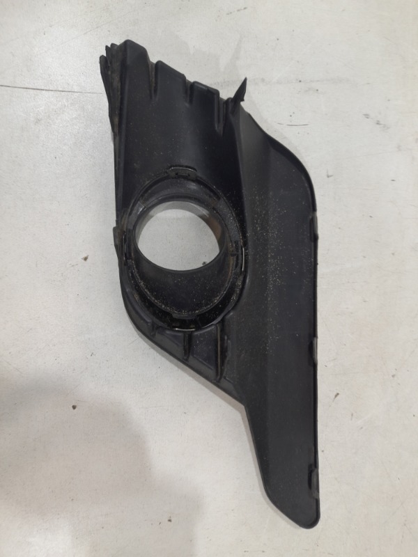 Рамка противотуманной фары левой