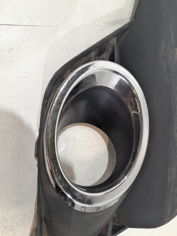 Рамка противотуманной фары левой