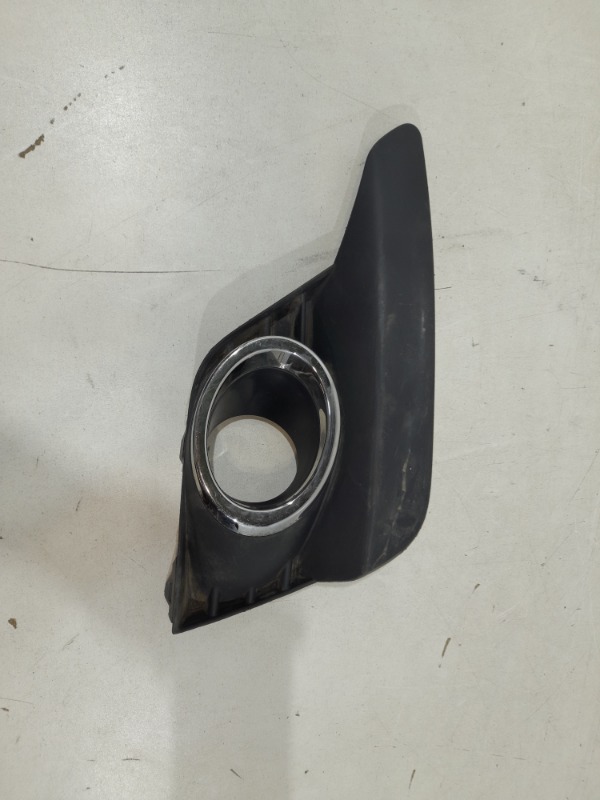 Рамка противотуманной фары левой