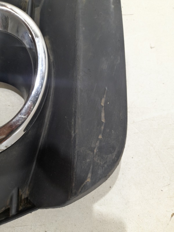 Рамка противотуманной фары левой