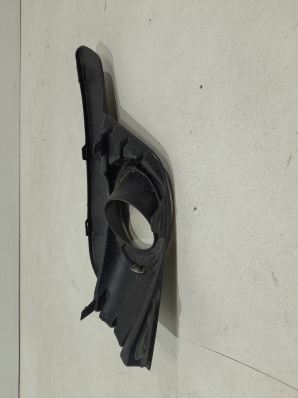 Рамка противотуманной фары левой