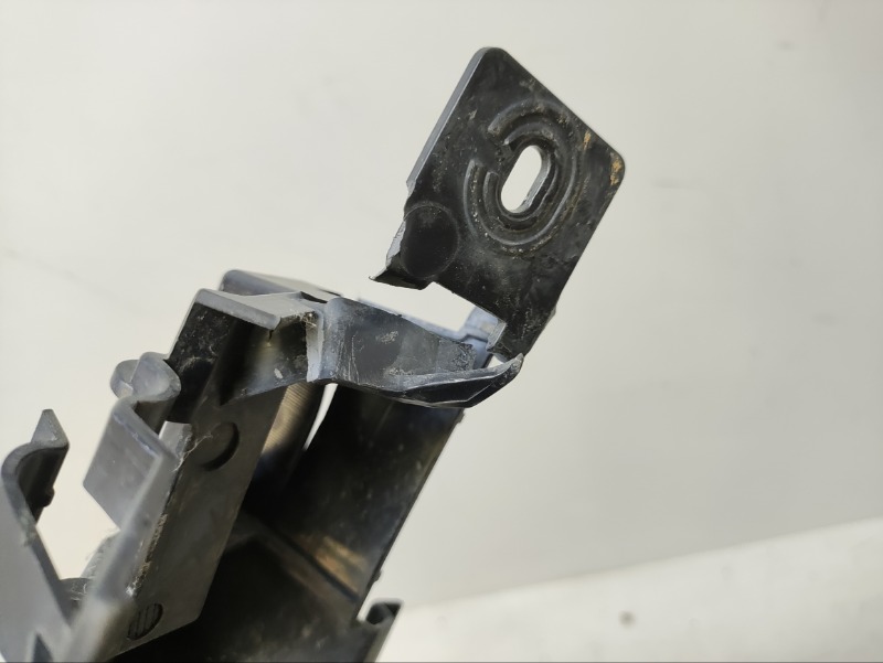 Кронштейн заднего бампера левый