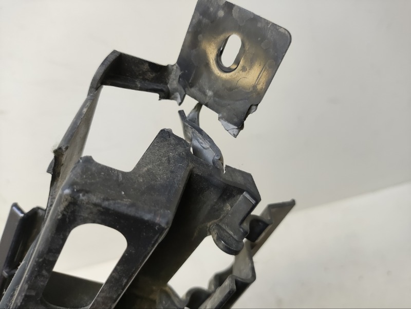 Кронштейн заднего бампера левый