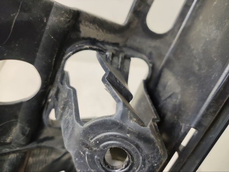 Кронштейн заднего бампера левый