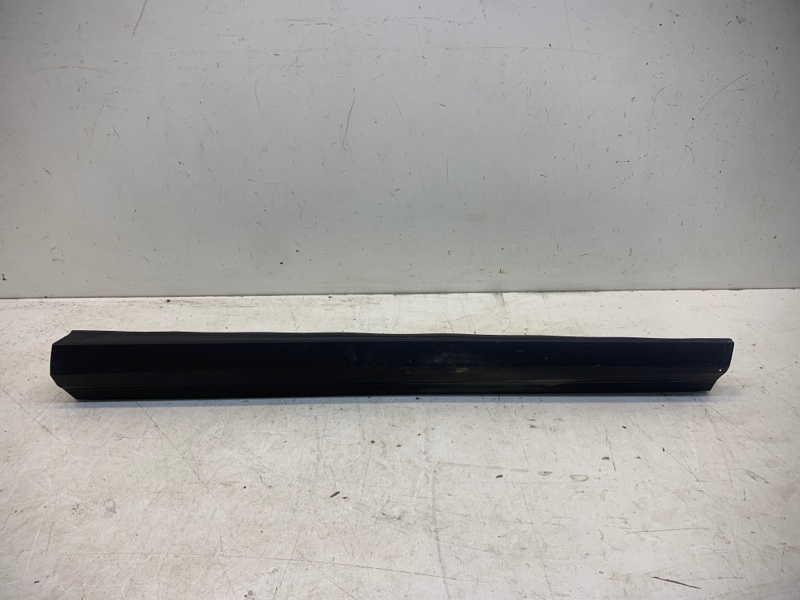 Накладка двери передней правой