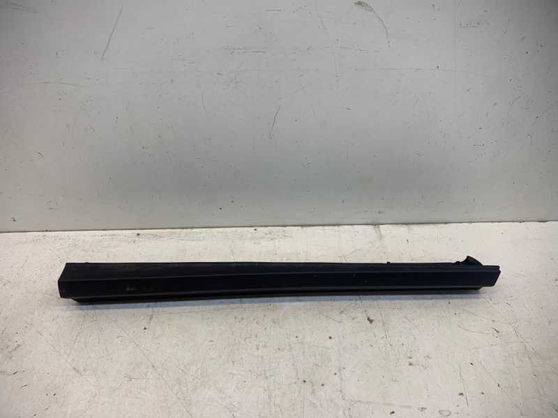 Накладка двери передней правой