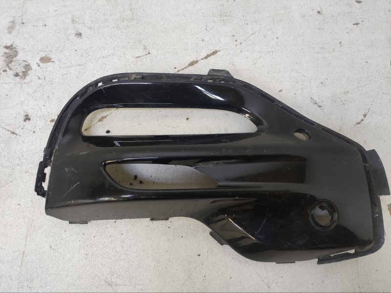 Рамка противотуманной фары правой