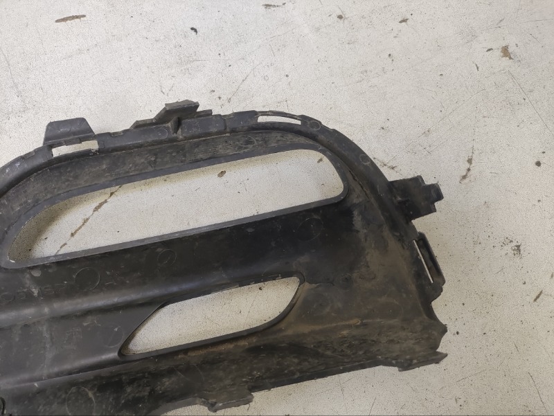 Рамка противотуманной фары правой