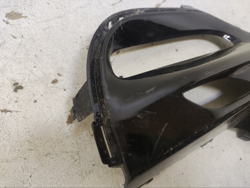 Рамка противотуманной фары правой