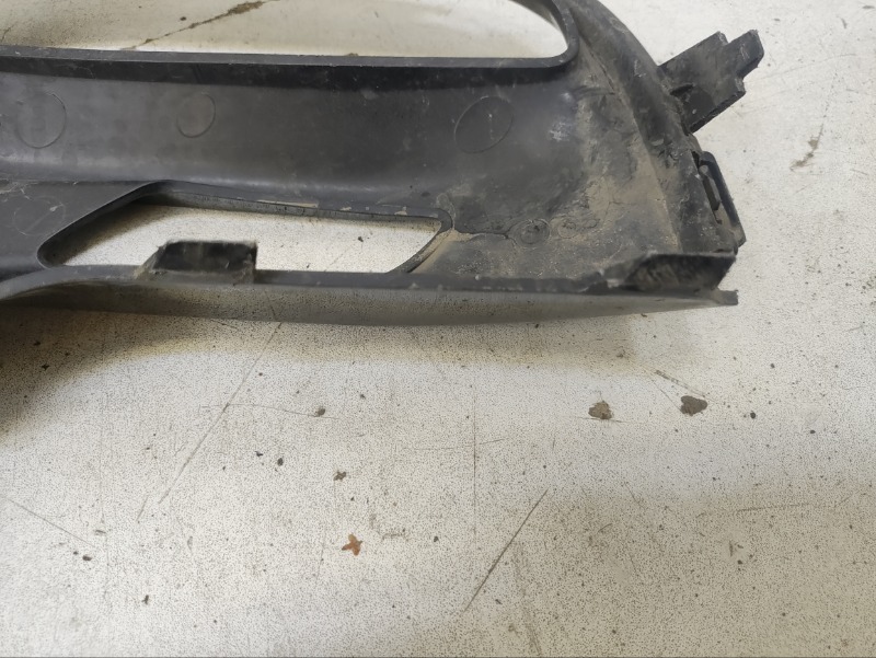 Рамка противотуманной фары правой