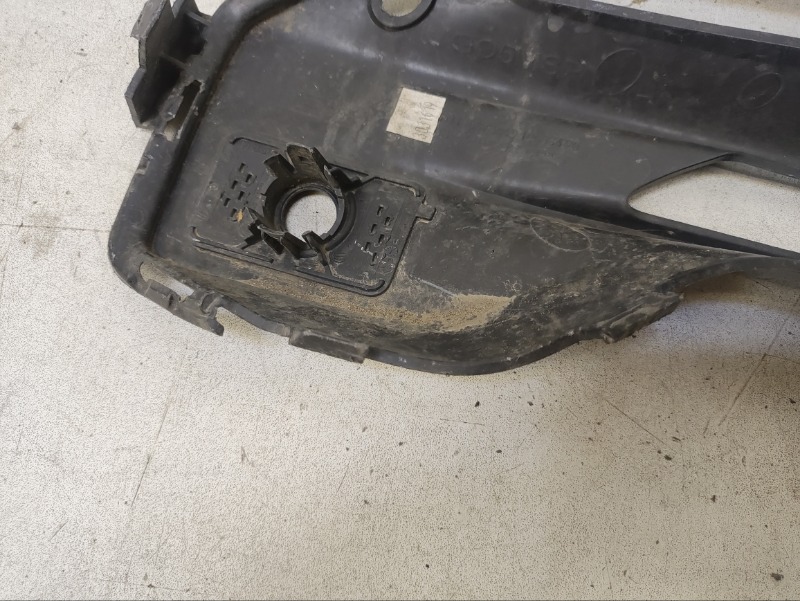 Рамка противотуманной фары правой