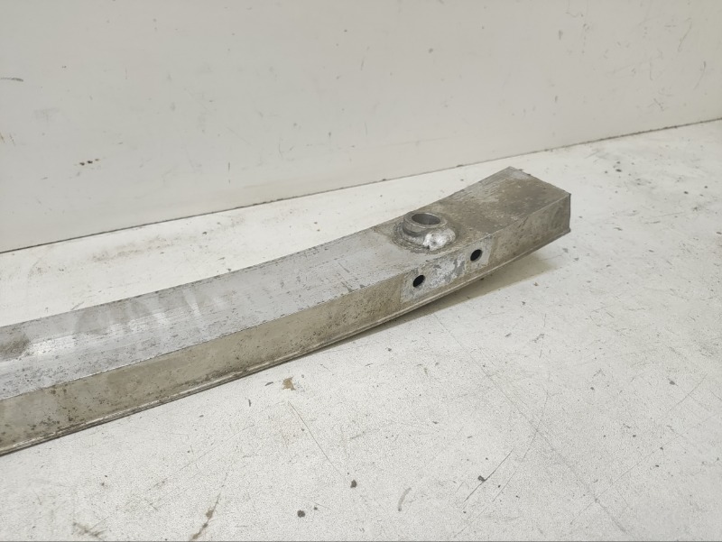 Усилитель переднего бампера