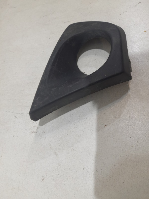 Рамка противотуманной фары левой