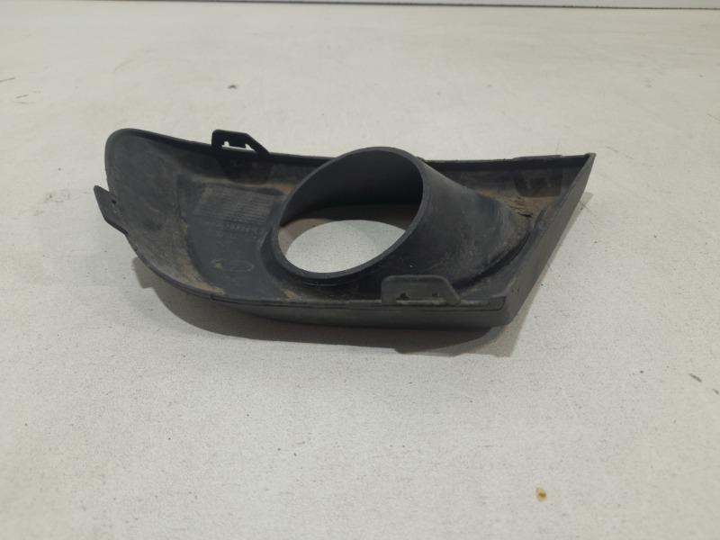 Рамка противотуманной фары левой