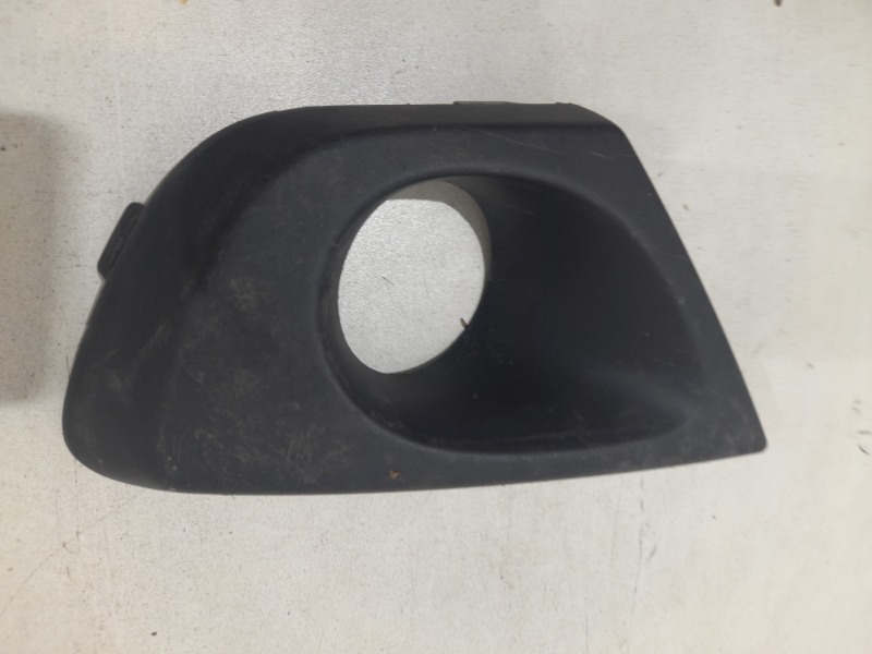 Рамка противотуманной фары левой