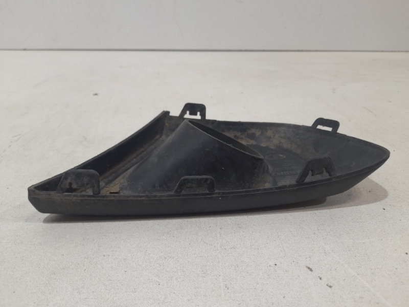 Рамка противотуманной фары левой