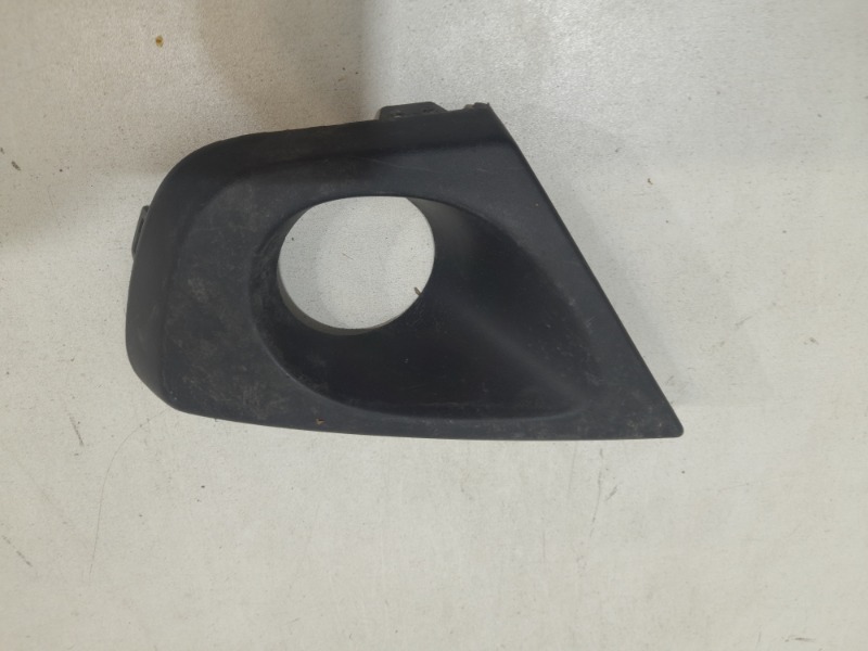 Рамка противотуманной фары левой