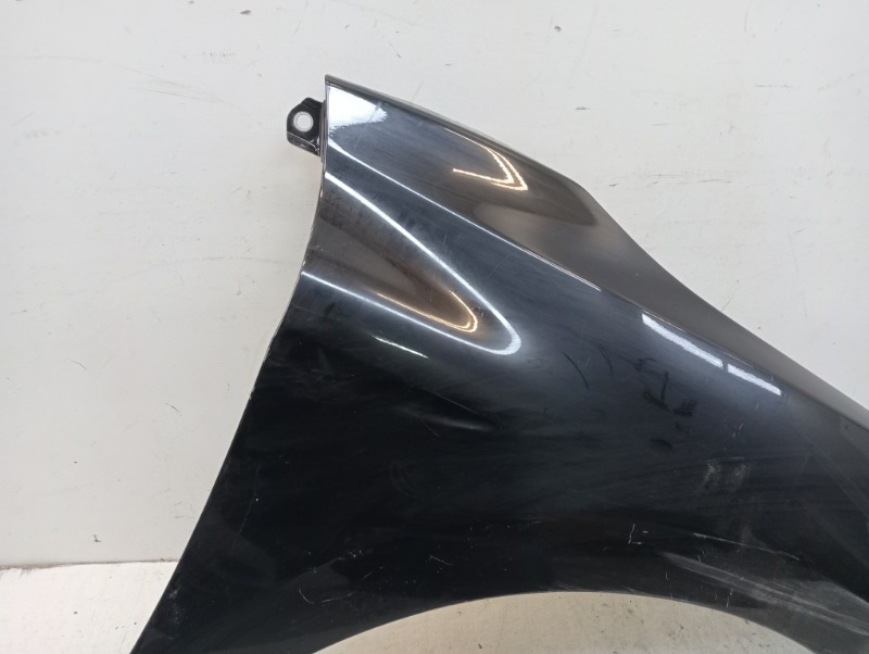 Крыло переднее правое