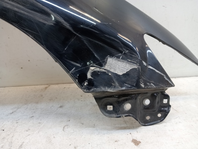 Крыло переднее правое