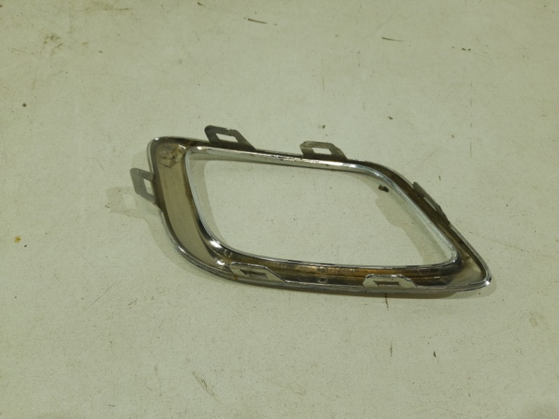 Рамка противотуманной фары правой