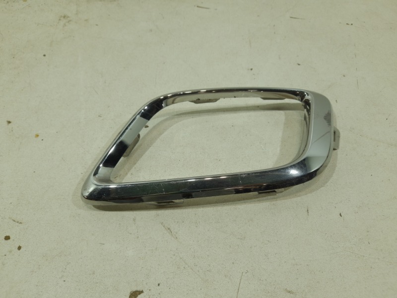 Рамка противотуманной фары правой