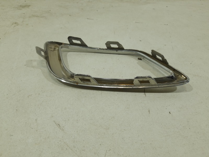 Рамка противотуманной фары правой